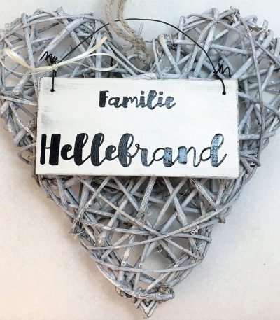 Holzschild-Familie-Hellebrand-Detail-1